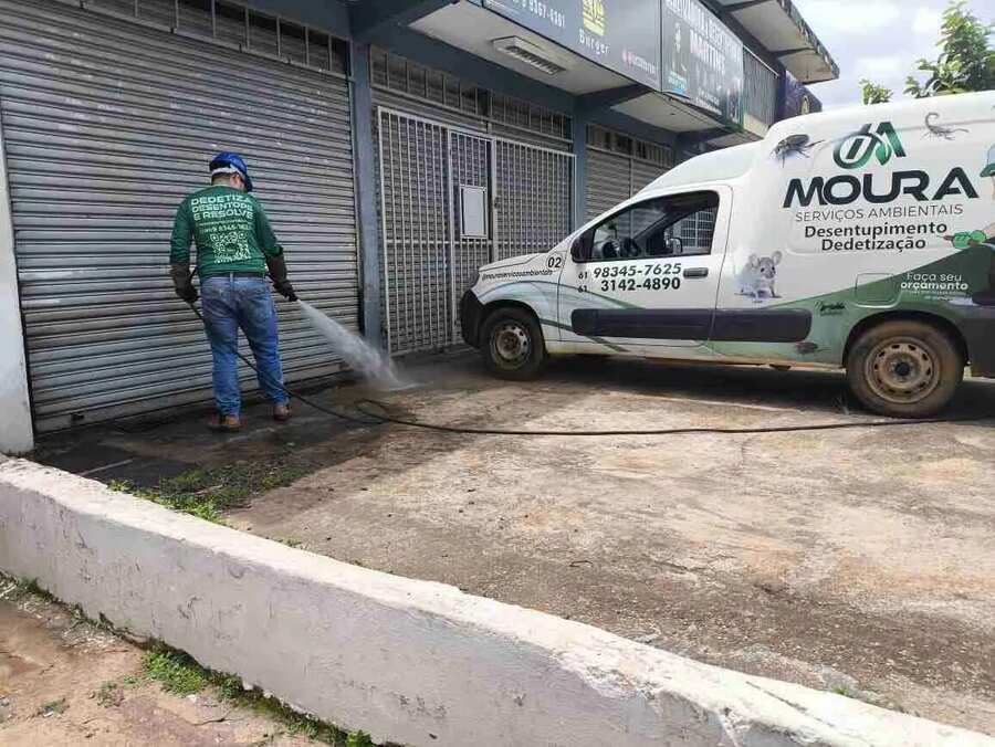 Equipe da Moura Desentupidora fazendo hidrojateamento em Brasília