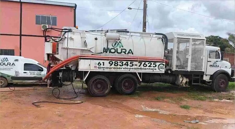 Caminhão de limpa fossa da Moura Serviços Ambientais